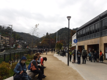 京王　高尾山口駅前