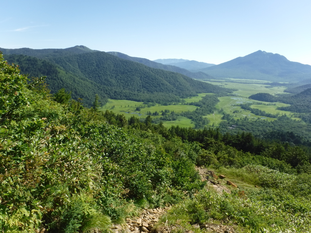 左に景鶴山（けいづるやま）