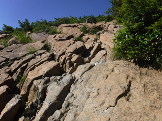 岩の登山道
