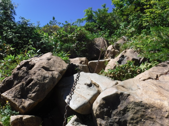 岩の登山道