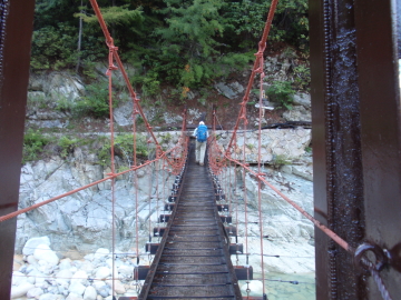 高瀬川に架る吊り橋